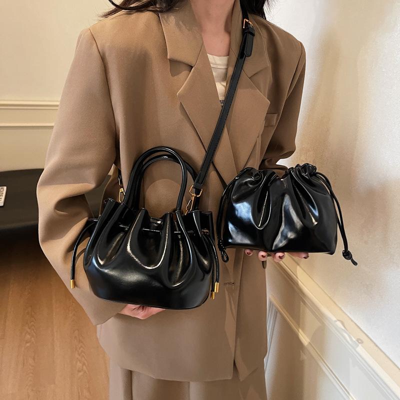 Retro Hand Carry Fashionable Pleated Bucket Bag Women'S High-End Sense Simple Shoulder Mother And Child Bag Versatile Women'S Bag