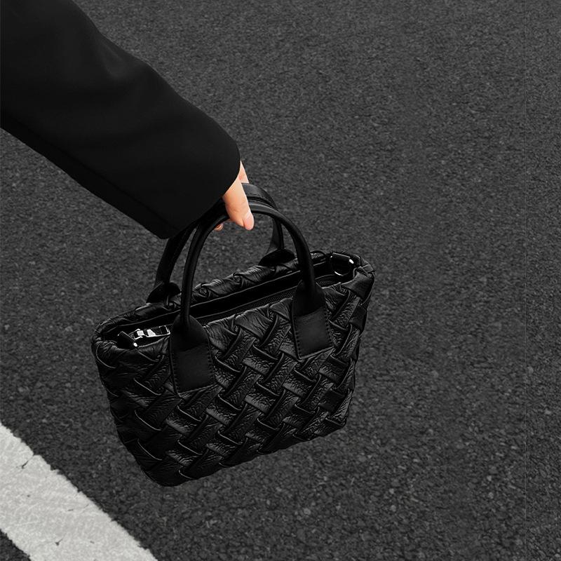 Uniquely Designed Woven Tote Bag, Women's Fashionable Pleated Crossbody Bag, High-end Single Shoulder Handbag