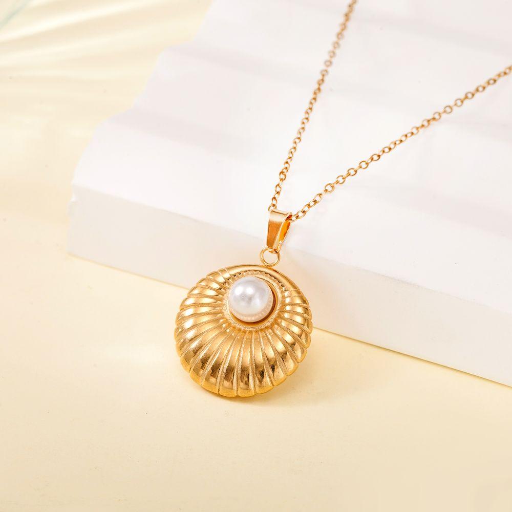 TOHM Fashion Jewelry Stainless Steel Necklace with Pearl,elegantl Flower Clavicle Chain for Women Non-fading Plated with Gold