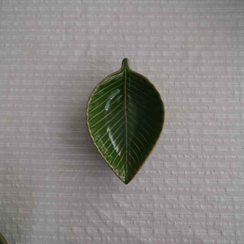 

Leaf Ceramic Plate: Versatile for Snacks, Salads, Desserts, and Dining Table Decor