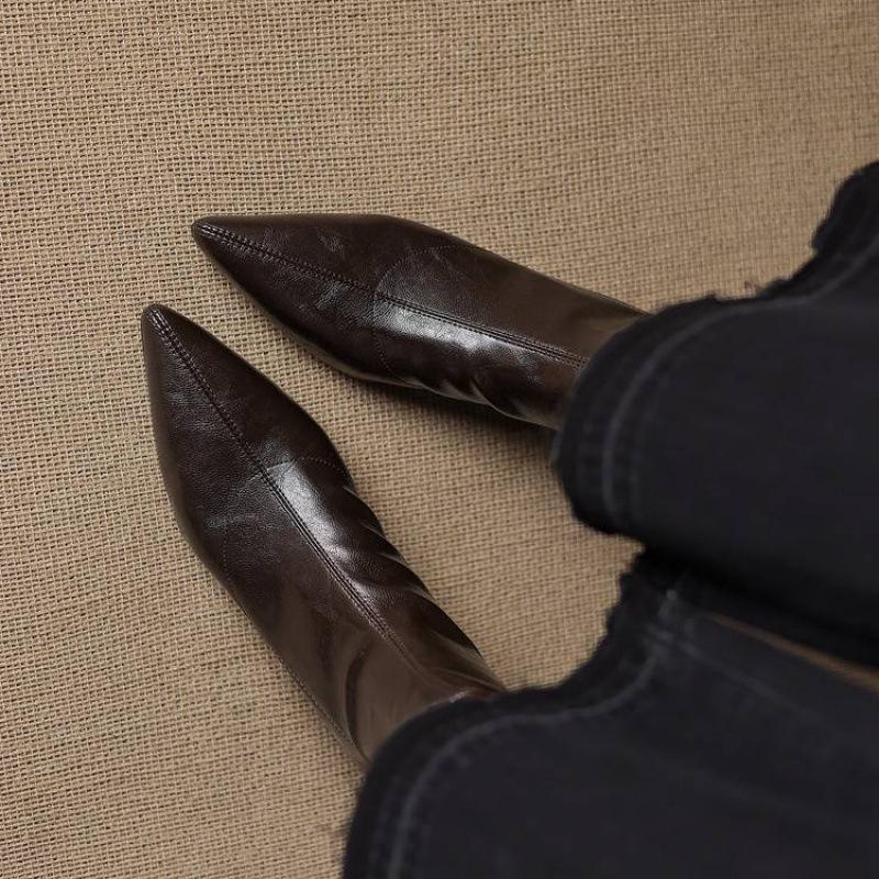 

Осень и Зима Женские Модные Ботильоны на Низком Каблуке Большого Размера Кожаные Черные Квадратный Каблук Размер 40 Модные Ботильоны Заостренный Носок Новые Ботильоны Средней Высоты 40