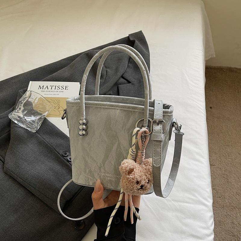 

Solid color casual sweet bucket bag women 2025 new solid color fashionable trend messenger bag commuter simple handbag серебряный