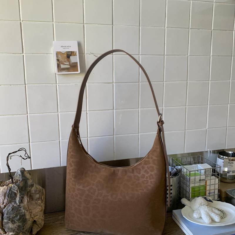 

Винтажная модная сумка-тоут с леопардовым принтом, повседневная большая вместительная сумка на плечо, новинка осени 2025, корейская нишевая сумка подмышку коричневый