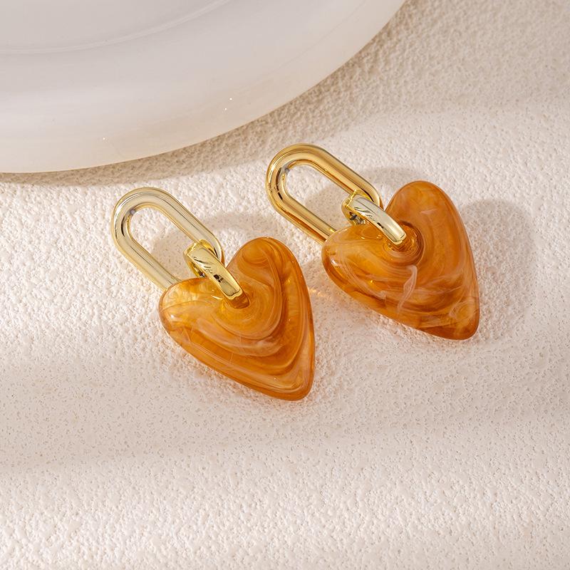 Gradient Heart Earrings: Retro Maillard Resin Peach Design - Fashionable and Versatile for Women.