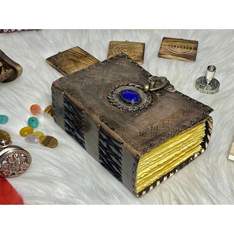 

Винтажный кожаный журнал Пустая книга заклинаний Книга Теней Кельтский камень Гримуар Журнал Ручной работы Подарки для мужчин и женщин 7 x 5 in - 200 Sheet