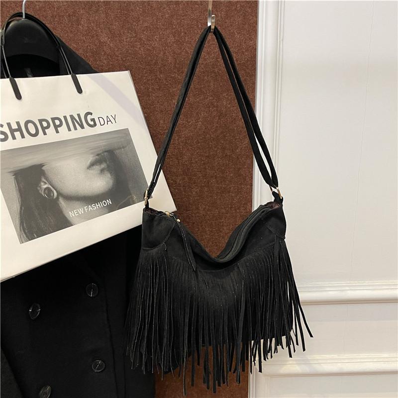 

Вместительная сумка-тоут в зарубежном стиле, однотонная, матовая, в стиле ретро, женская, с бахромой, трендовая, персонализированная, повседневная, простая, сумка-мессенджер чёрный