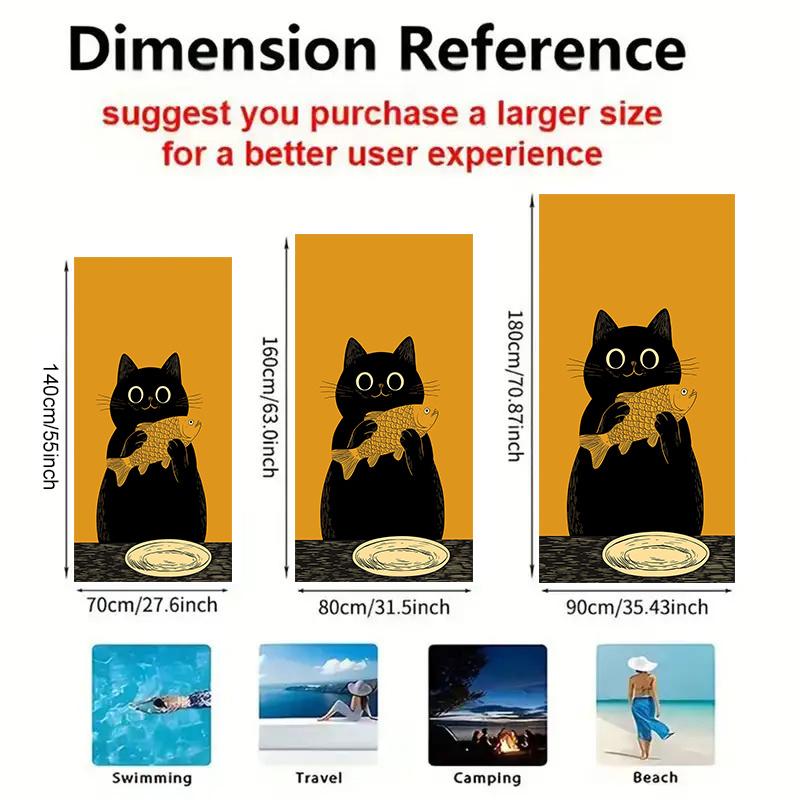 Ein verspieltes schwarzes Katzen-Strandtuch mit einem künstlerischen Design einer Katze, die einen Fisch hält, hergestellt aus weichem Mikrofaserstoff. Dies