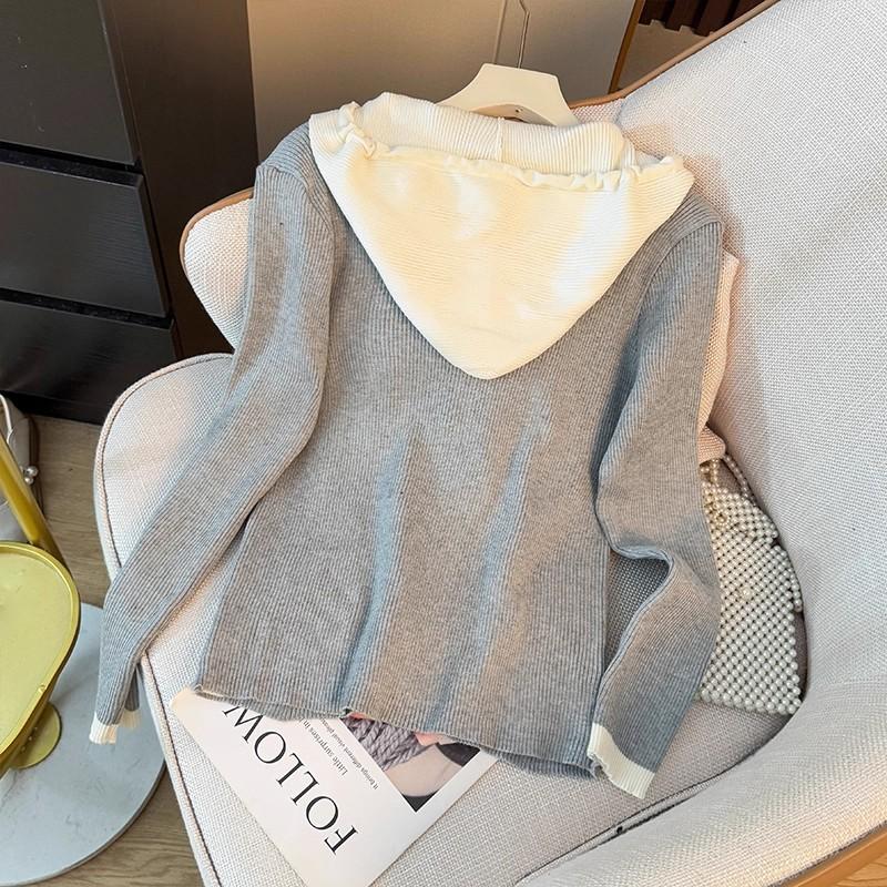 A Stylish Color-blocking and Patchwork Faux Two-piece Hooded Knitted Sweater for Women, A Versatile and Youthful Top for Autumn