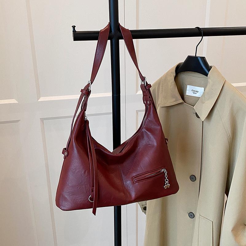 

Niche foreign gas bag women s large capacity 2025 autumn new retro shoulder armpit bag casual commuter small square bag