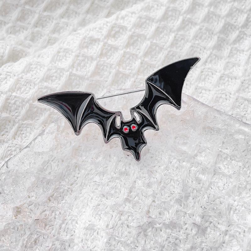 

Halloween Dark Punk Enamel Bat Brooch For Women Men Shiny Rhinestone Gothic Bat Lapel Badges All Saints Day Party Jewelry Gifts