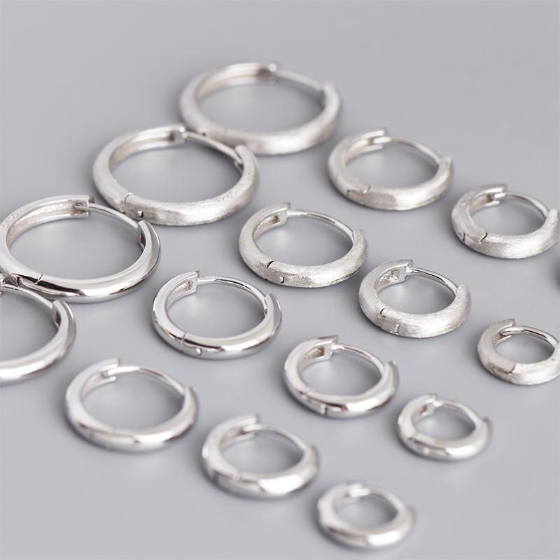 WANTME Pendientes de Aro Huggies Minimalistas Mate Góticos Unisex de Plata 925 para Mujeres Hombres Joyería de Hebilla para Oreja Piercing