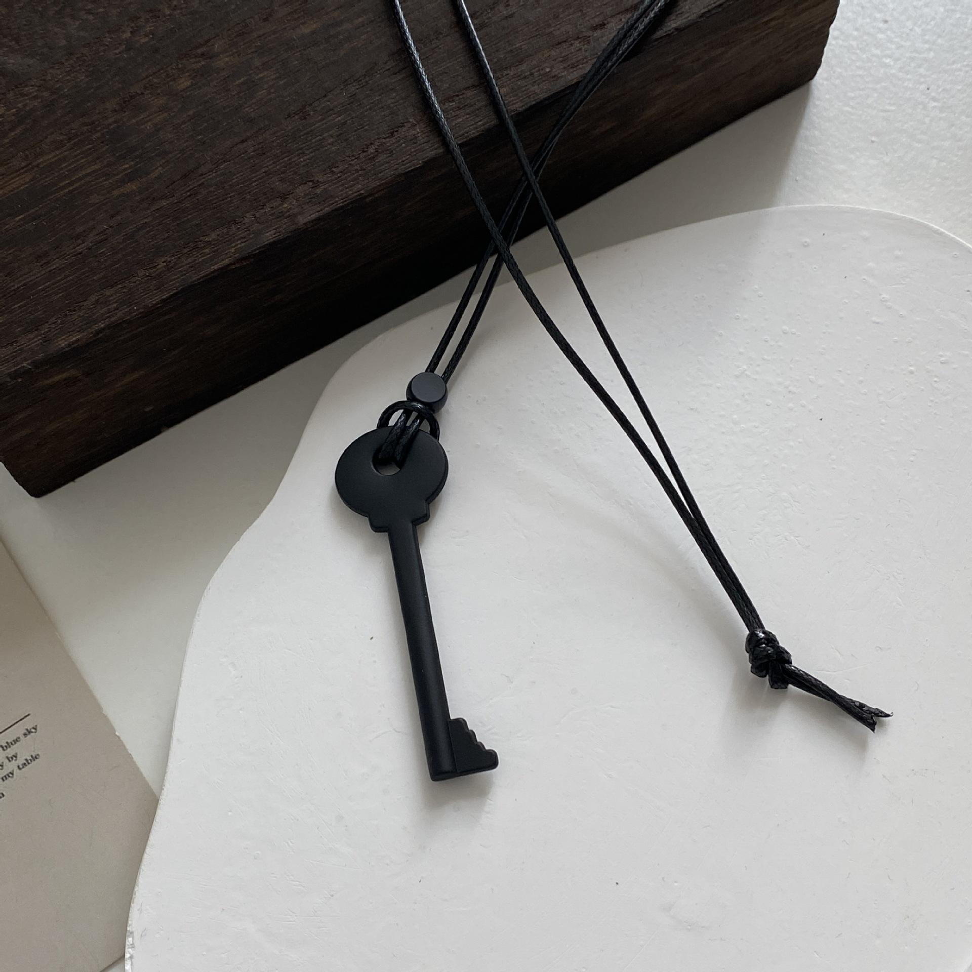 

Metal Key Shaped Pendant Necklace for Women Girls Simple Long Wax Rope Sweater Chain Fashion Accessory New Gifts чорний