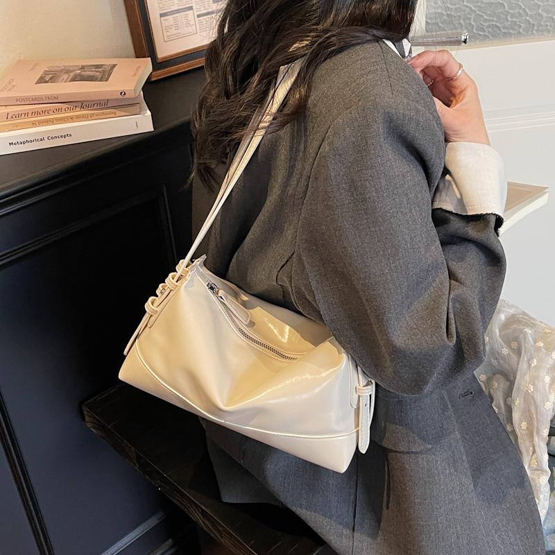 Shiny PU Shoulder Bag Women Fashion Crossbody Bag With Adjustable Strap Modern Design