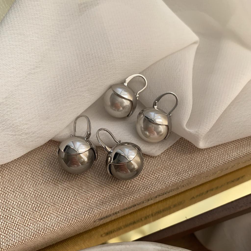 French Retro Big Pearl Ear Buckle Light Luxury High-End Retro Earrings White Gray Metal Wind Niche Design Earrings