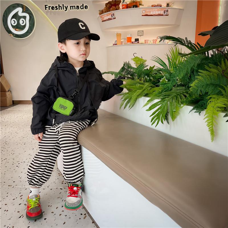 Stylish Mini Crossbody Bag For Kids With Fun Letter Design And Convenient Accessory Storage