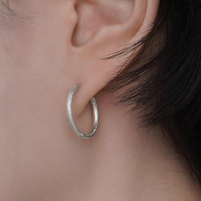 POSTLUDE [SILVER] MATTE TEXTURE HOOP EARRINGS