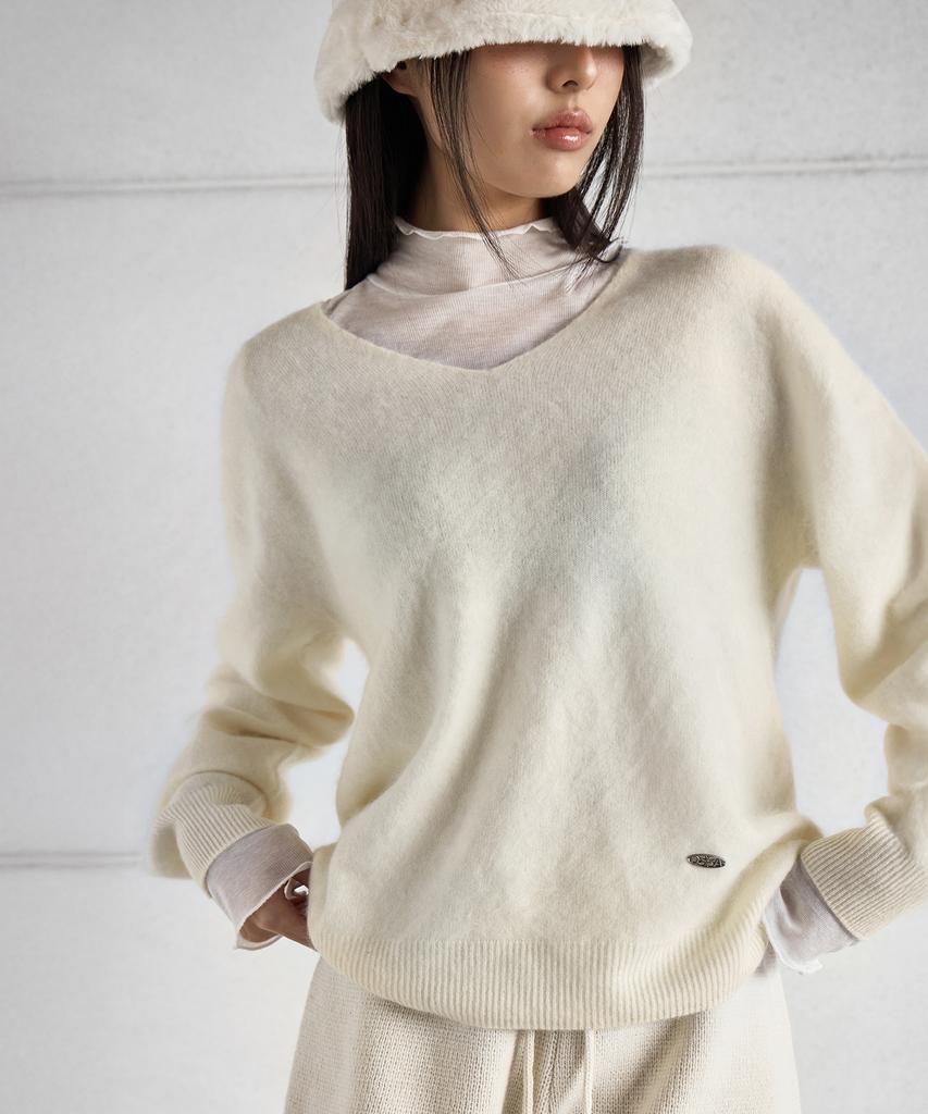 Leondeondada Soft Cashmere Pendant V Pullover Knitwear, Ivory