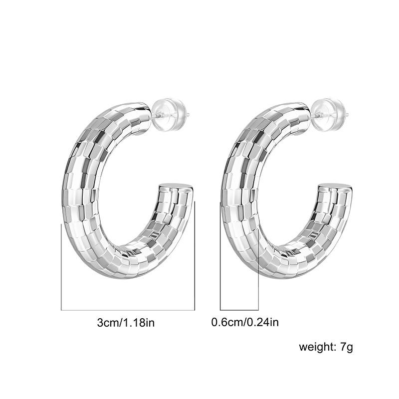 Elegant C-Shaped Earrings: Fashionable Geometric Hoops In Gold or Silver. Perfect for Commuting, Offering a Versatile, Lightweight Luxury Style.