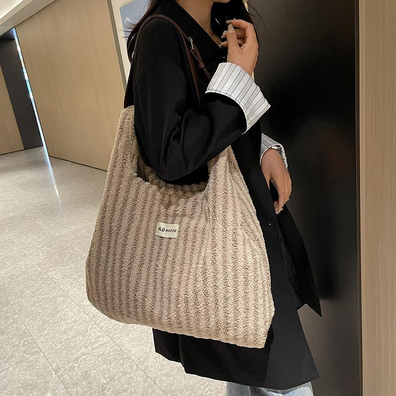 Beautiful Plush Women's Tote Bag Casual Large-capacity Shoulder Bag Winter New Casual Fashion Simple Messenger Bag