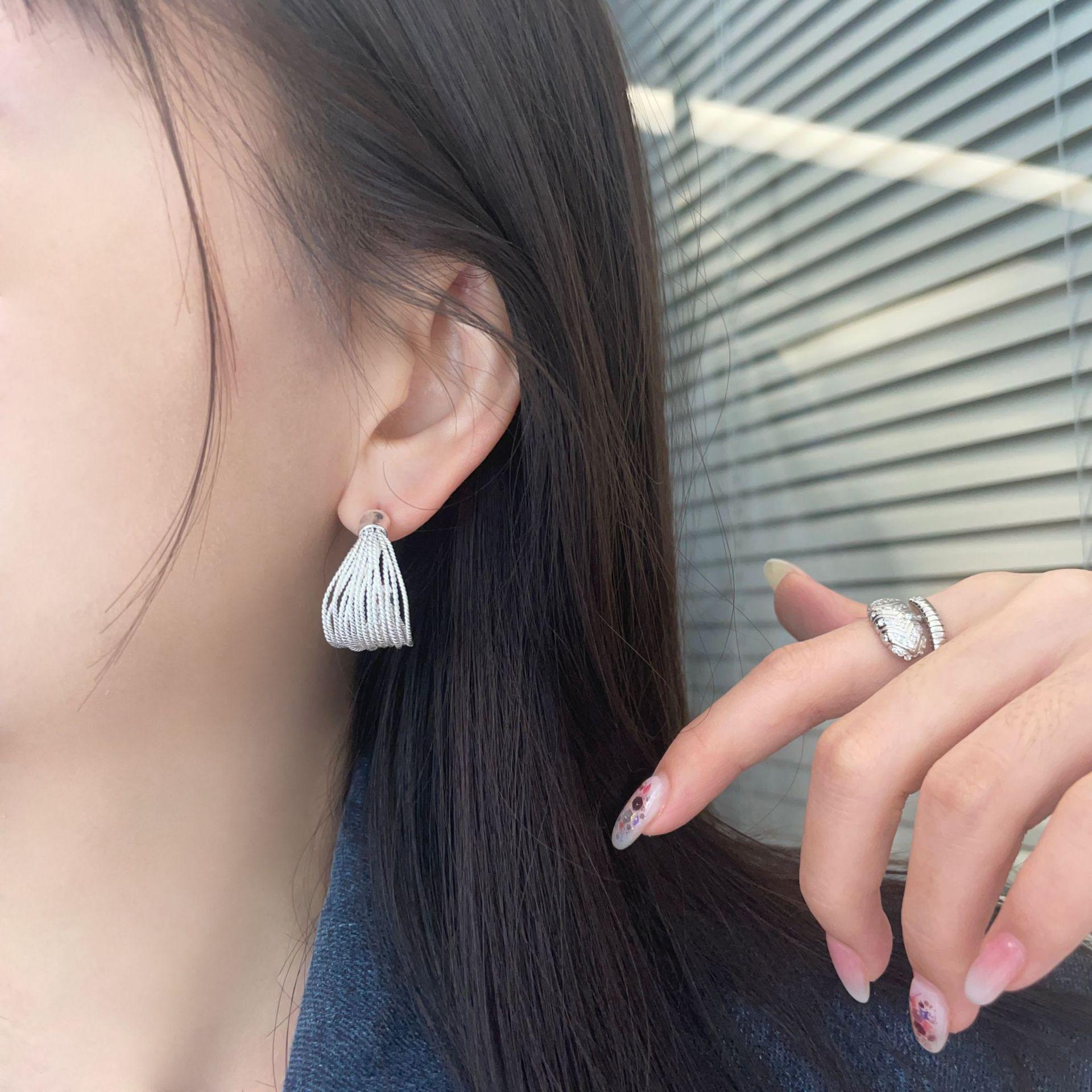 

Серьги-пусеты из стерлингового серебра 925 пробы с геометрической кисточкой - Трехмерный матовый дизайн