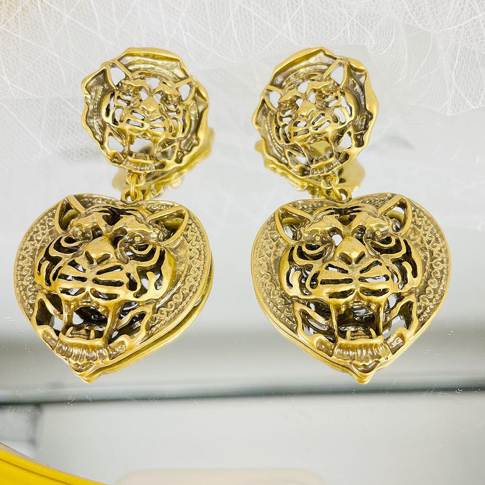 Vergoldete Hohlrelief Tigerkopf Hängeohrringe mit Vintage Silbernadel-Steckern für Damen - Retro Statement-Accessoire.