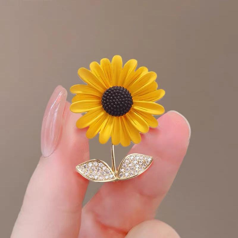 Exquisite Daisy Sunflower Brooch for Women - Elegant Gaokao Gift or Suit Accessory