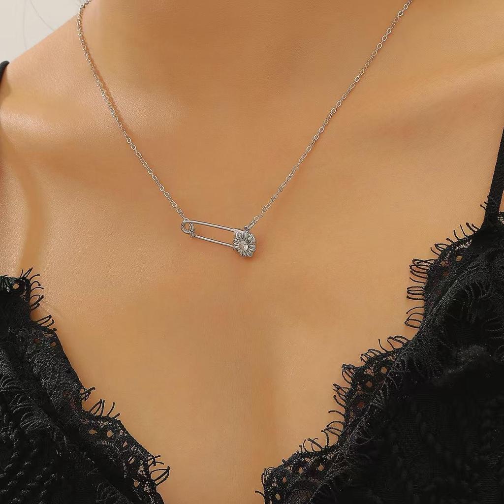 Enkelhet Premium Känsla Pappersklämma Afrikansk Krysantemum Formad Halsbandshänge För Kvinnor