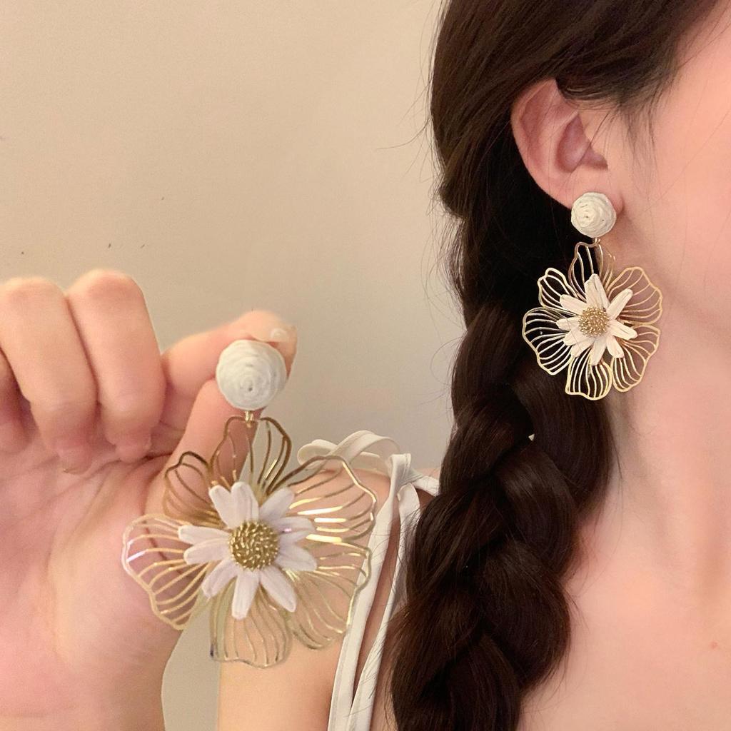Silver Needle Metal Raffia Flower Stud Earrings - Korean Style, Hollowed-Out, Light Luxury, High-End Versatile Accessories for Women