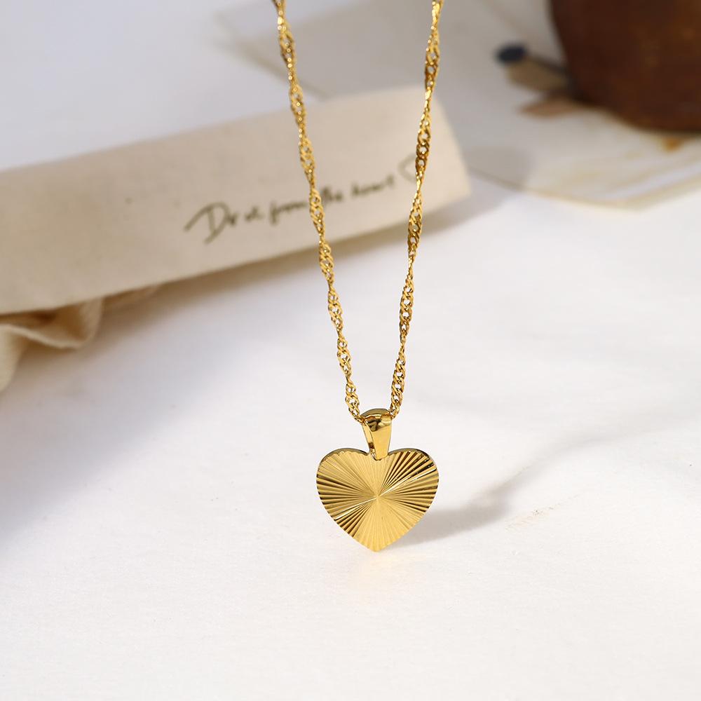 Colar Versátil de Aço Titânio Amor Não Desbota Simples Colar com Pingente Coração de Pêssego em Ouro 14K