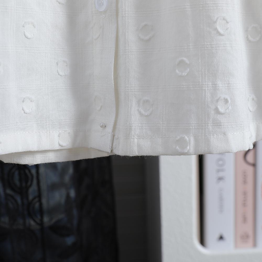 Słodka biała koszula dla dziewczynki z długim rękawem, teksturowane kropki, koronkowy kołnierzyk, naszywka z misiem, bawełna, odzież dziecięca 2025 nowy styl