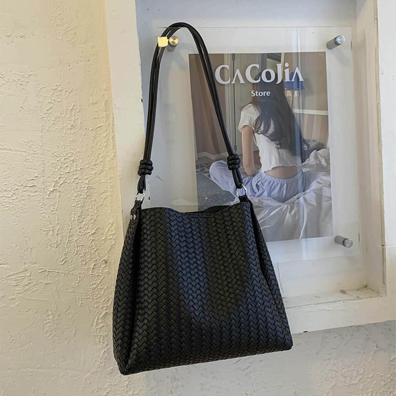 Large-capacity commuter tote bag women's 2025 autumn new simple shoulder bag, foreign style daily high-value bucket bag