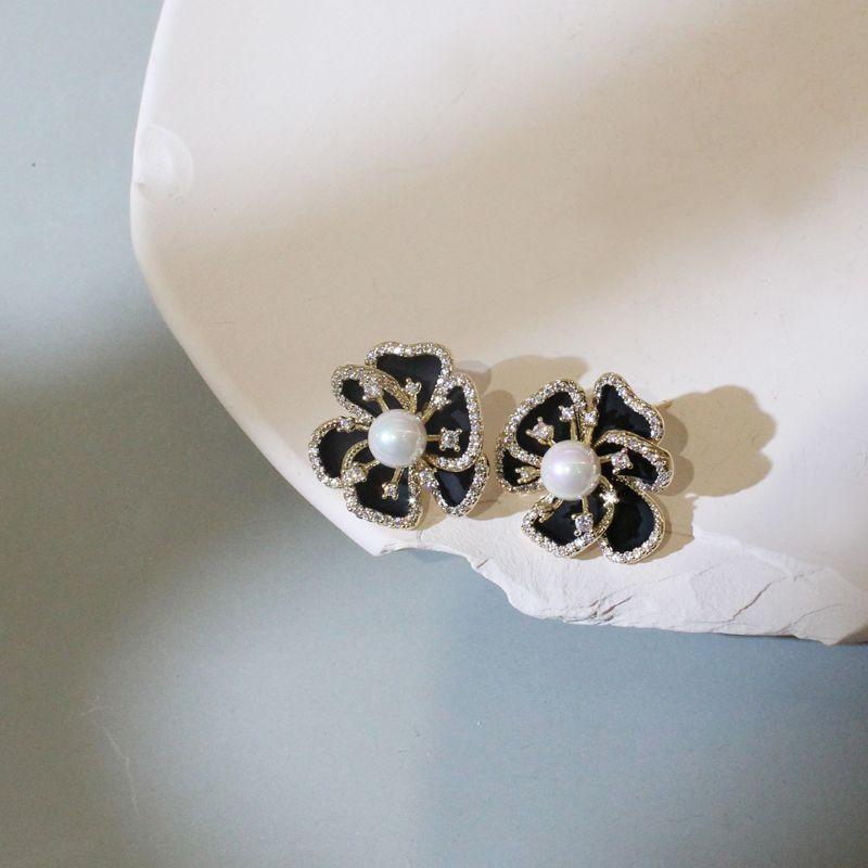 Black Pearl Flower Earrings Are Elegant And Composed For Women. Black Earrings Are Women'S Accessories