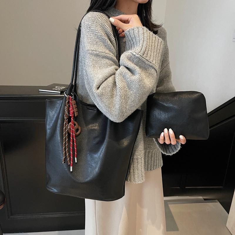 

Вместительные простые женские сумки, новые модные сумки, простые ретро атмосферные женские сумки через плечо Without pendant чёрный