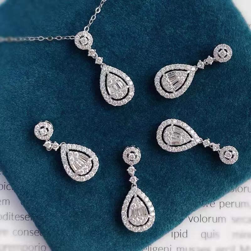 Luxury Pear-Shaped Diamond Pendant Necklace for Women – Water Drop Design with Clavicle Chain.