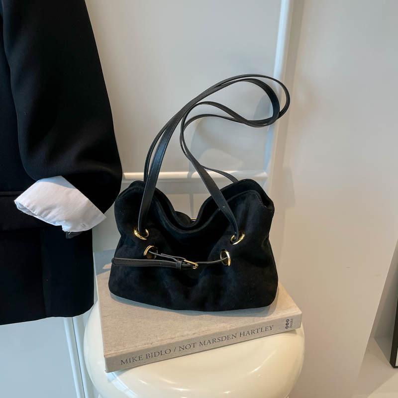 

Portable commuter bag autumn new fashion underarm large capacity personalized belt buckle women s bag tote bag чёрный