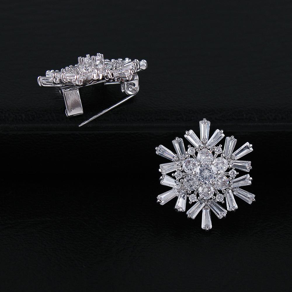 High-End Japanese Korean Snowflake Brooch for Women: Gold-Plated with Micro-Inlaid Zircon, Anti-Exposure Pin