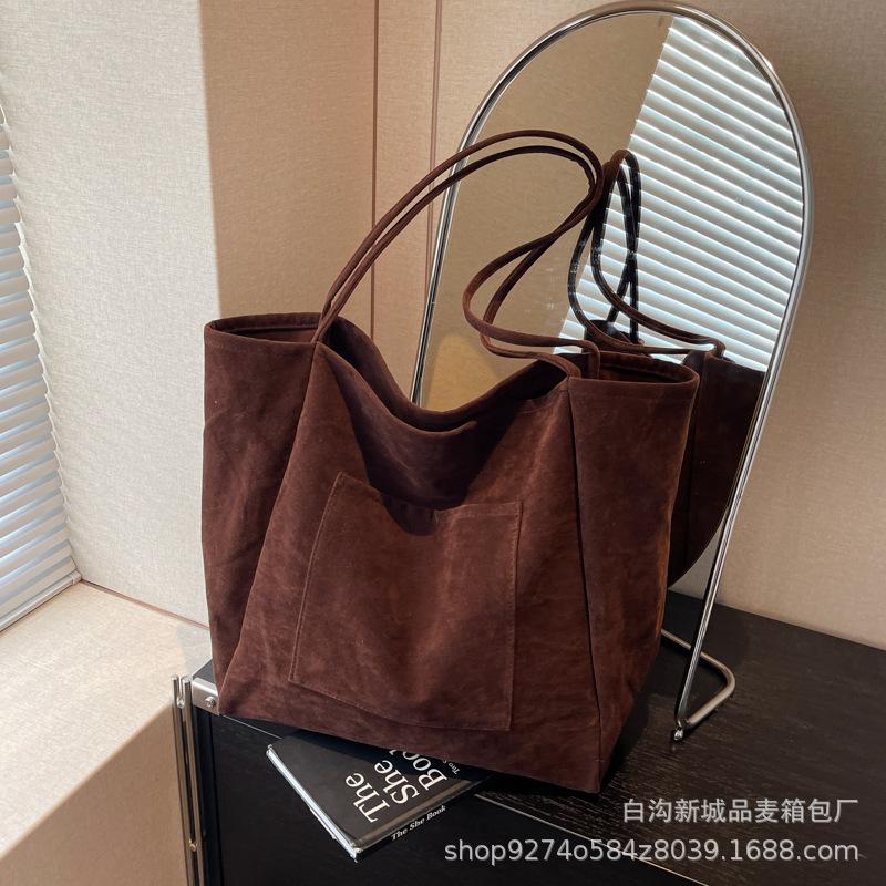 

Manufacturer s large-capacity commuter extra-large bag women s bag 2025 new suede shoulder bag shoulder bag темно-коричневого кольору