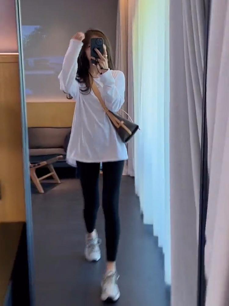 Women's Long-Sleeve Heavyweight Cotton T-Shirt, Brushed Velvet Lined, Mid-Length Hip-Covering, White—Perfect for Autumn and Winter.