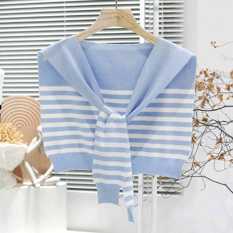 

Вязаный жилет в контрастные полосы синего цвета с вращающимися рукавами, весенне-летняя шаль из тонкой шерсти с накладным воротником и завязанными бретельками