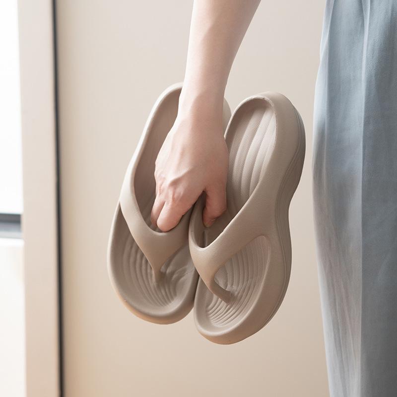 Stylish Women's Non-Slip Flip-Flops for Summer: Deodorizing, Versatile, Ideal for Beach and Outdoor Wear