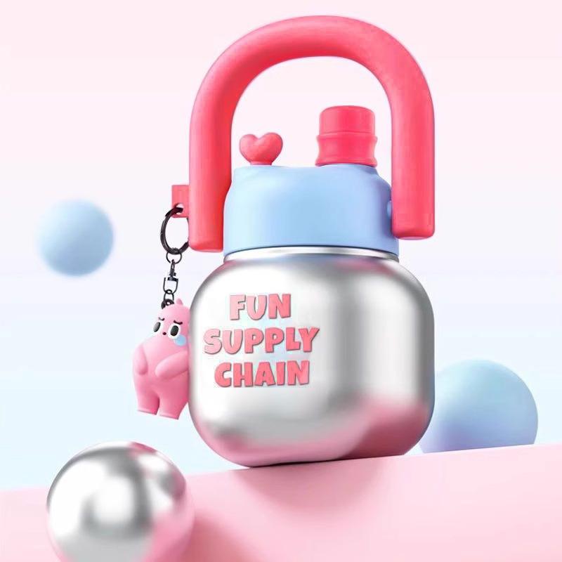 Odolný, vysokokapacitní dvoustěnný kelímek se slámkou – žáruvzdorný a přenosný.