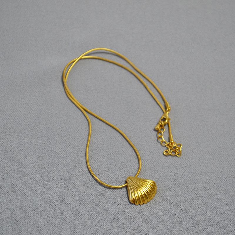 Literary Retro Old Shell Pendant Niche Simple Temperament Necklace Women
