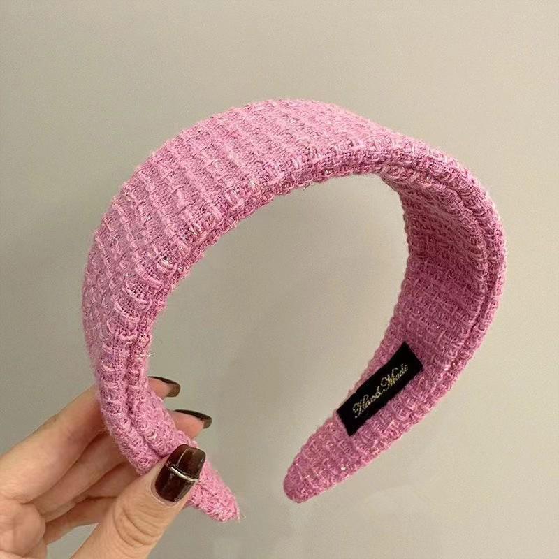 

Chic Coco-Style Plaid Knitted Headband: High-End Slimming Hair Accessory with Versatile Wide Brim рожевий