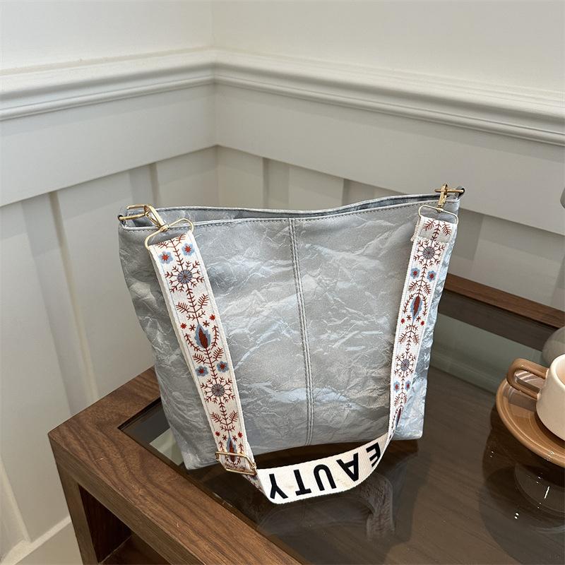Simple Texture Large Capacity Tote Bag 2025 New Summer Niche Fashion Bucket Bag Casual Versatile Messenger Bag