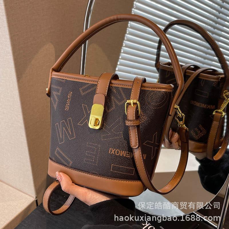 Super fire small bag women's autumn and winter versatile 2025 new letter shoulder messenger bag Korean version popular portable bucket bag