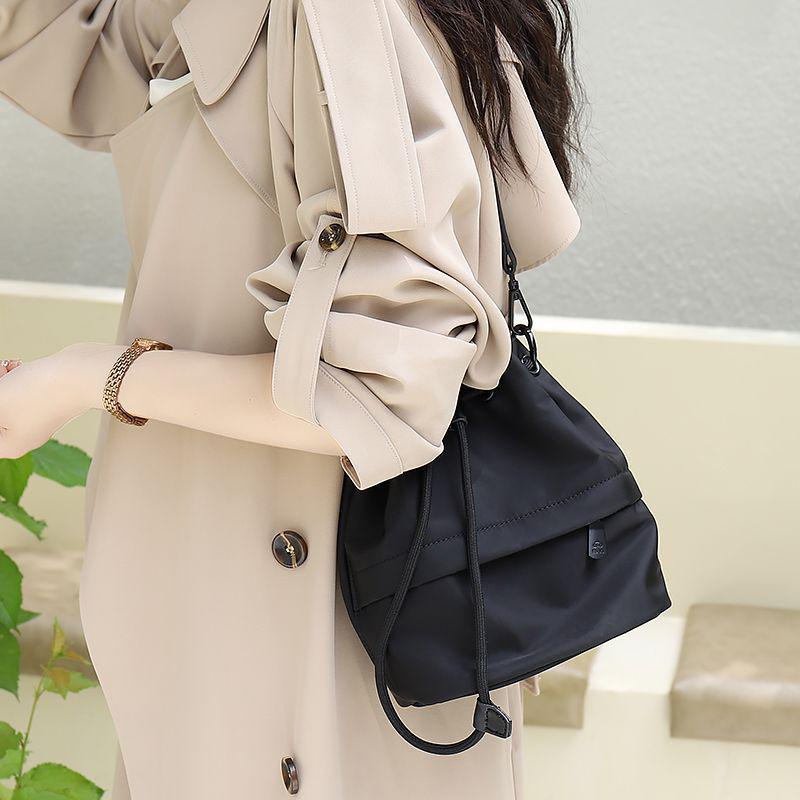 

Женская нейлоновая сумка-ведро через плечо на кулиске большой вместимости Xiangdun, дизайн 2025 чёрный