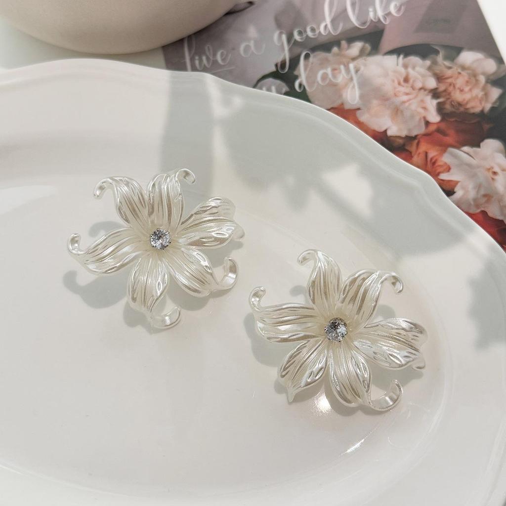 Boucles d'oreilles puces lys chic fleur en acrylique blanc pour femmes boucles d'oreilles inhabituelles pétales courbés cristal au milieu boucle d'oreille design unique
