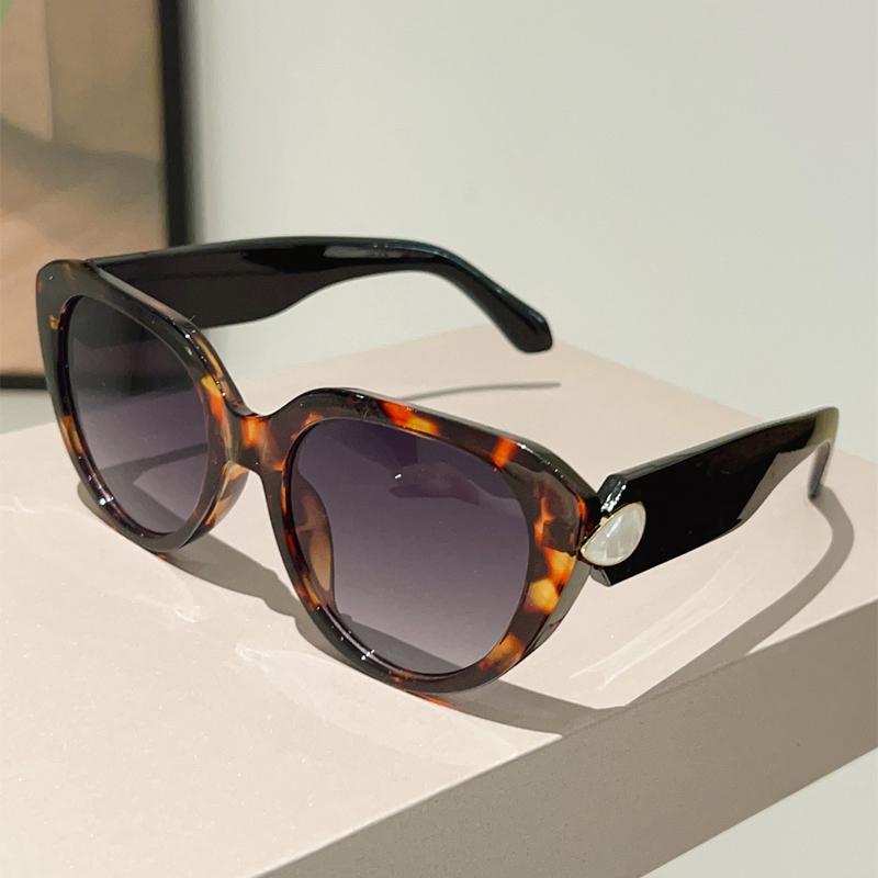 Oversized Cat Eye Sunglasses Women New Fashion Candy Color Rim Decor Sun Glasses Lady Trendy Brand Design Outdoor Shades