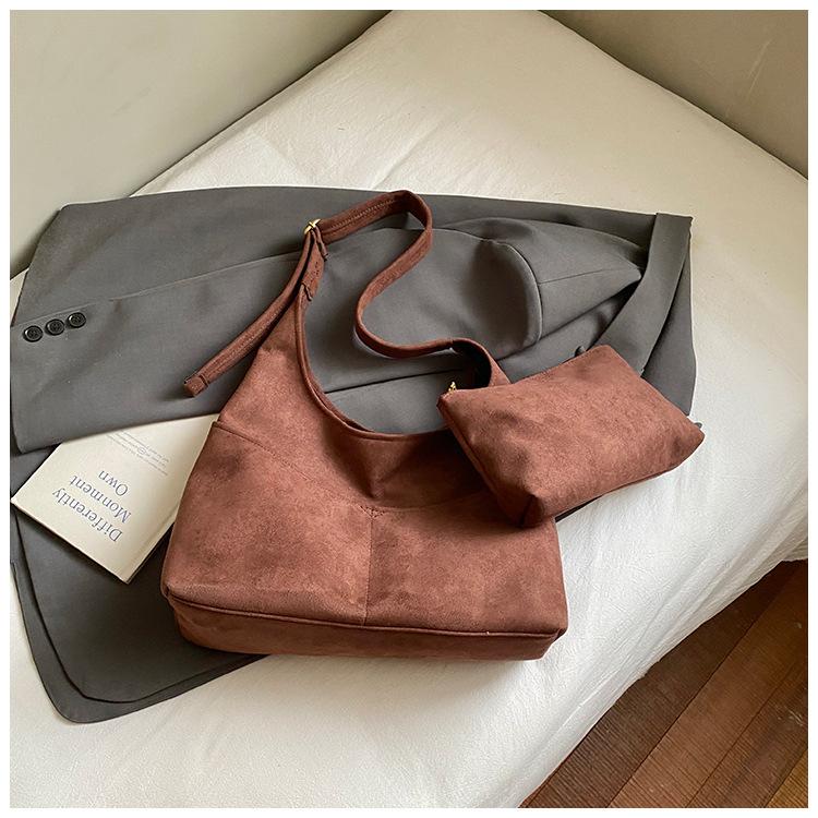 

This year, large-capacity tote bags are popular. 2025 autumn new simple casual child and mother bags are fashionable and versatile shoulder bags.