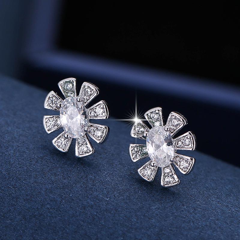 Elegant European Sunflower Stud Earrings with Rhinestones in Gold-Plated Copper for Women платиновый